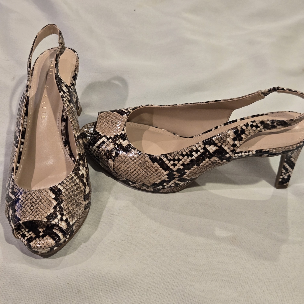 Kelly & Katie Beige and Black Snakeskin Heels 6M. Nwot.